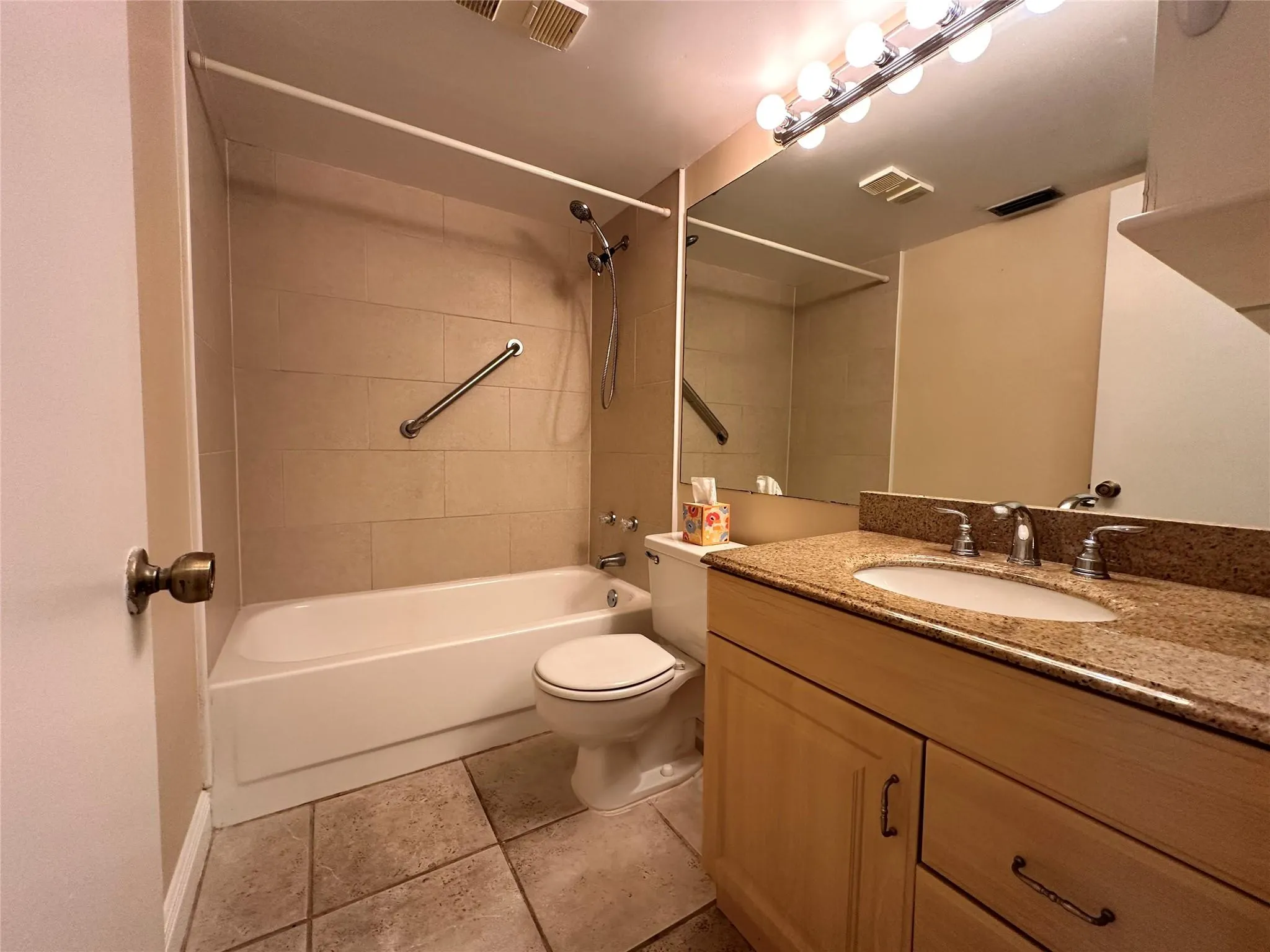 5661 Riverside Dr, #202