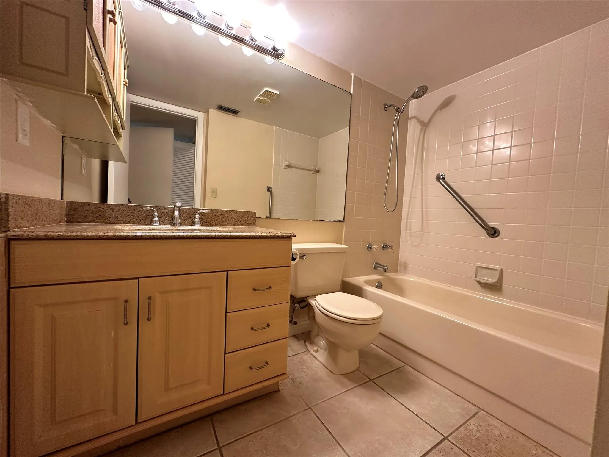 5661 Riverside Dr, #202