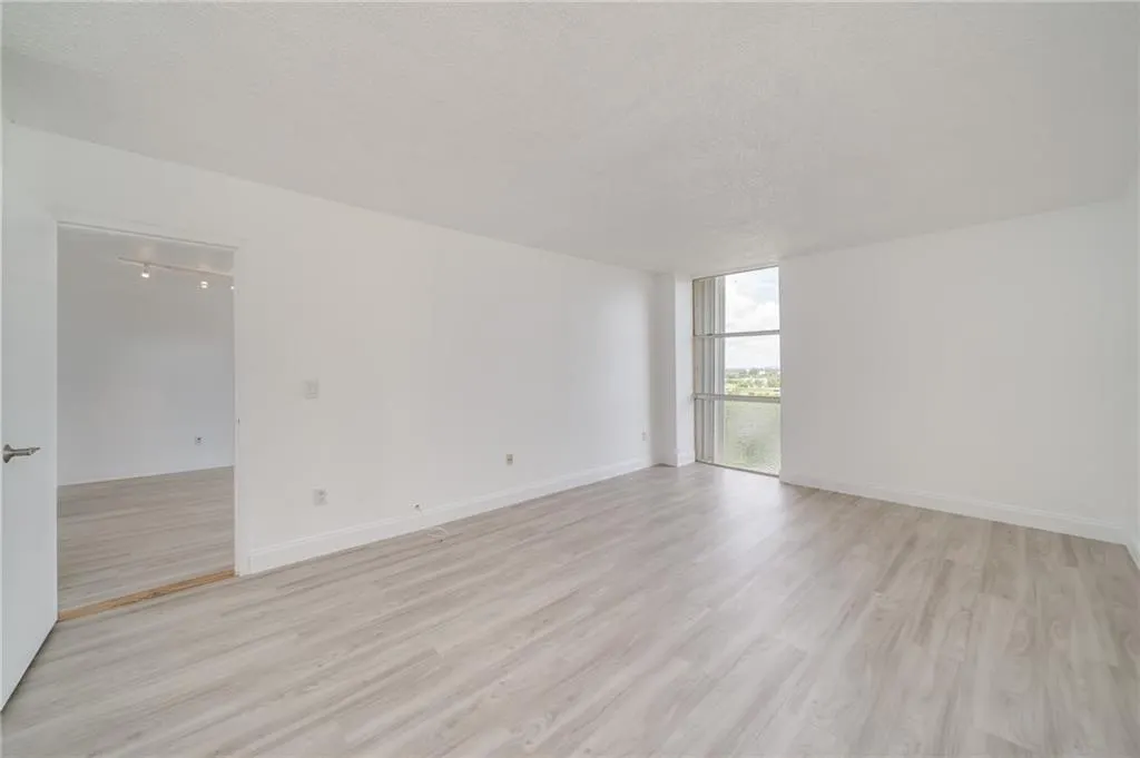 2350 NE 135th St, #1212