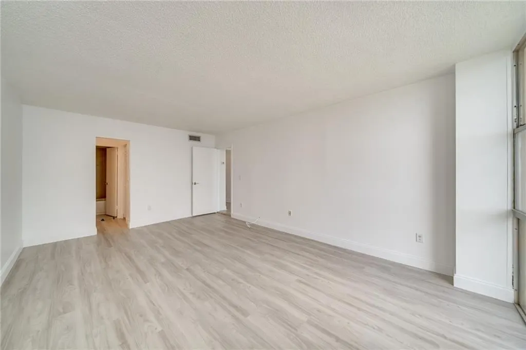 2350 NE 135th St, #1212