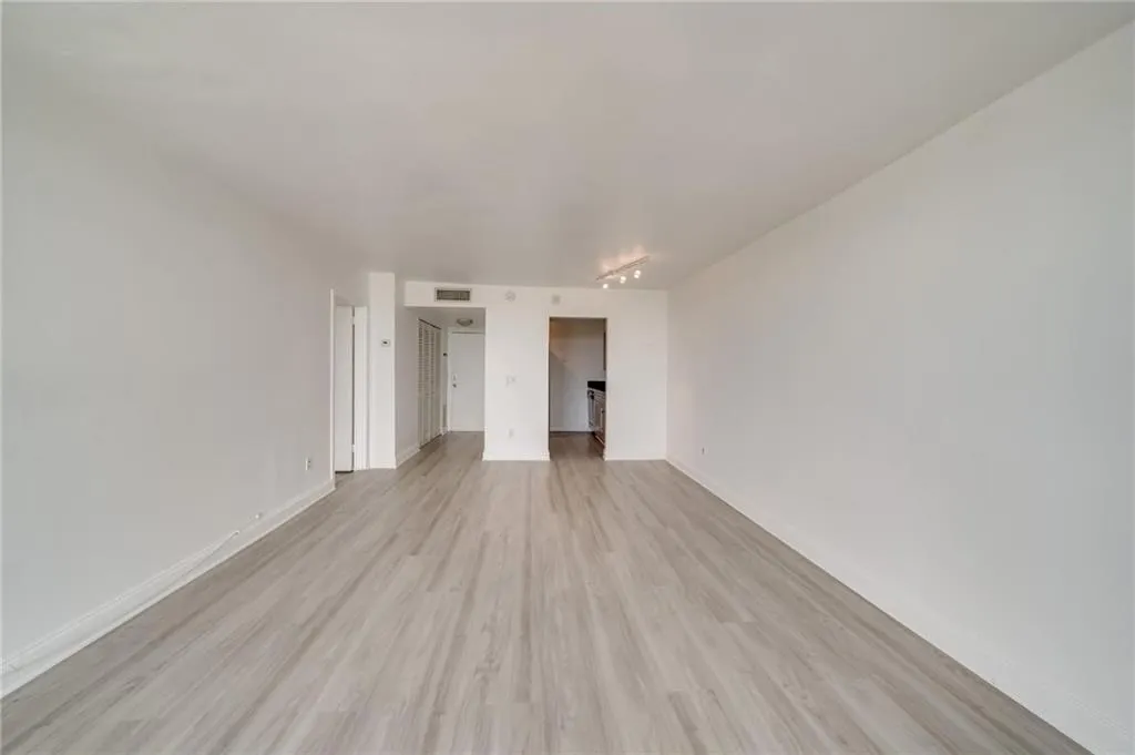 2350 NE 135th St, #1212