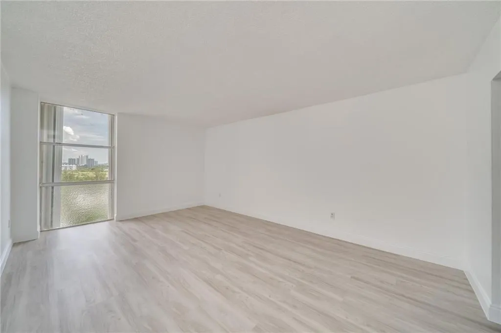 2350 NE 135th St, #1212