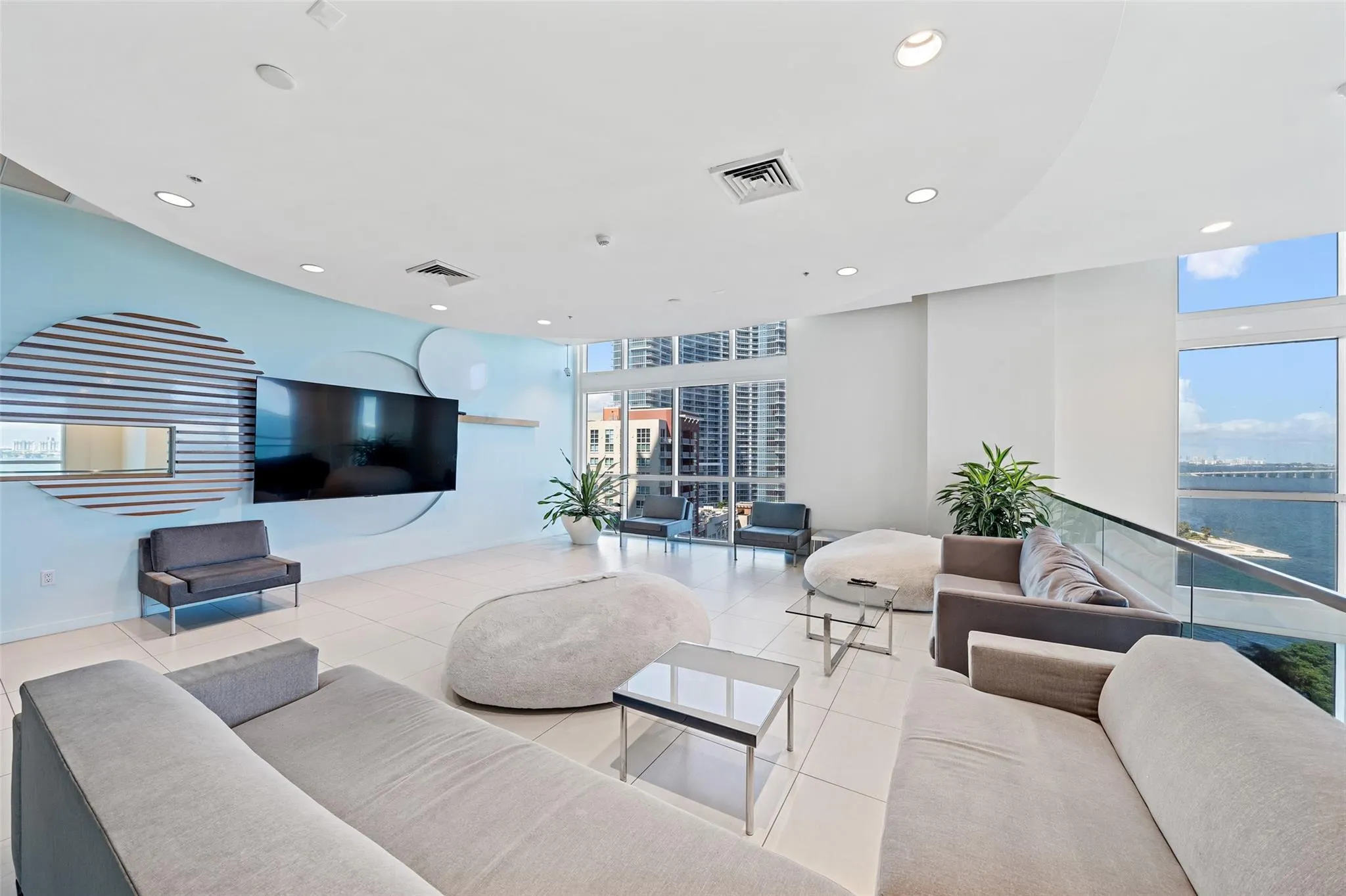 1900 N Bayshore Dr, #706