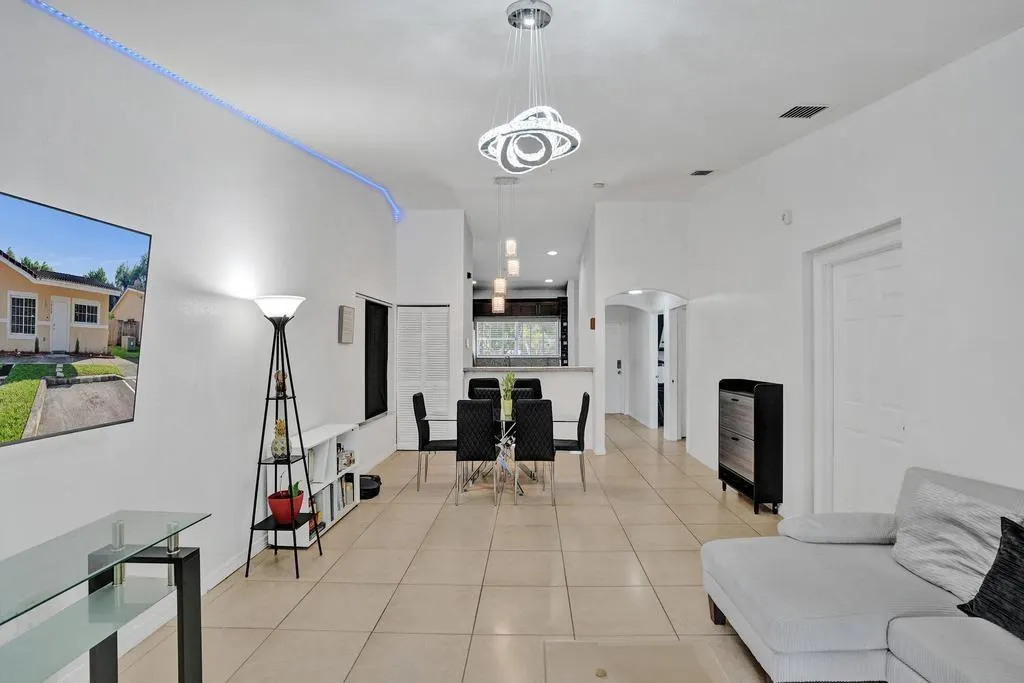3866 SW 48th Ave