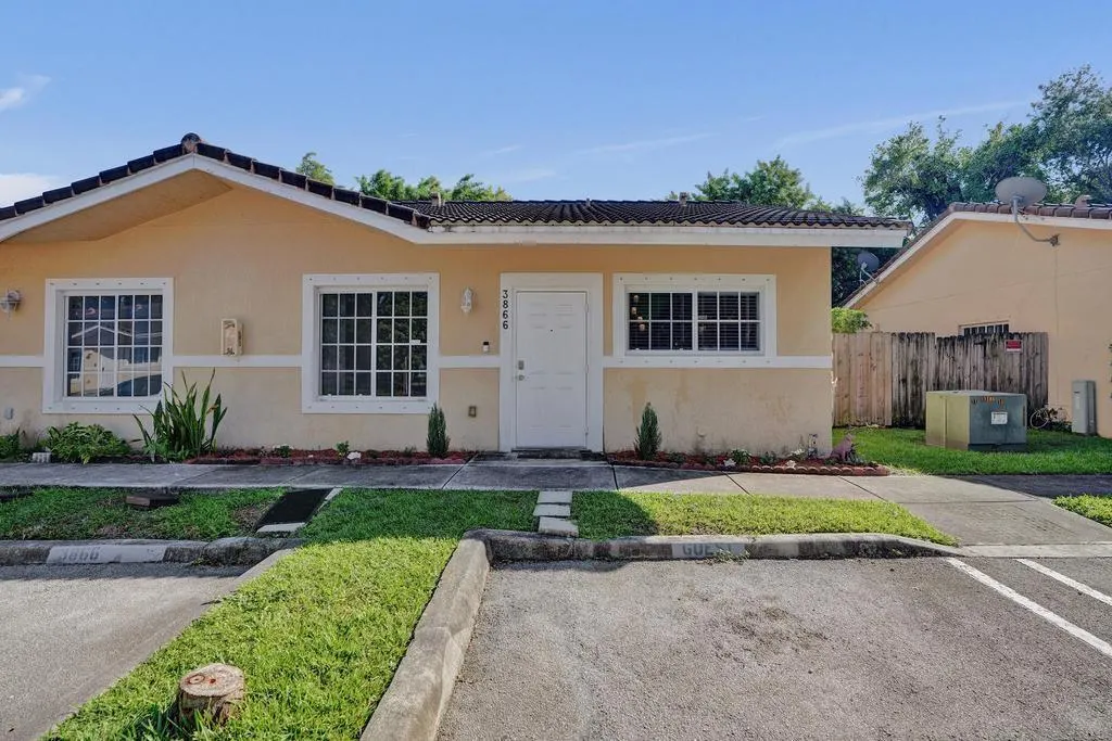 3866 SW 48th Ave