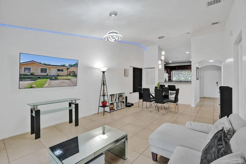 3866 SW 48th Ave