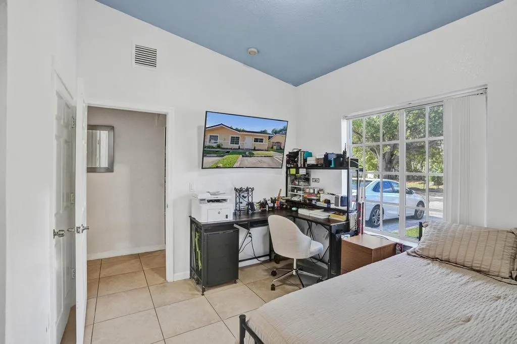 3866 SW 48th Ave