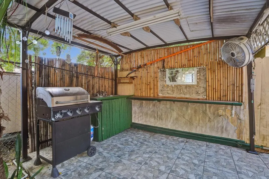3866 SW 48th Ave