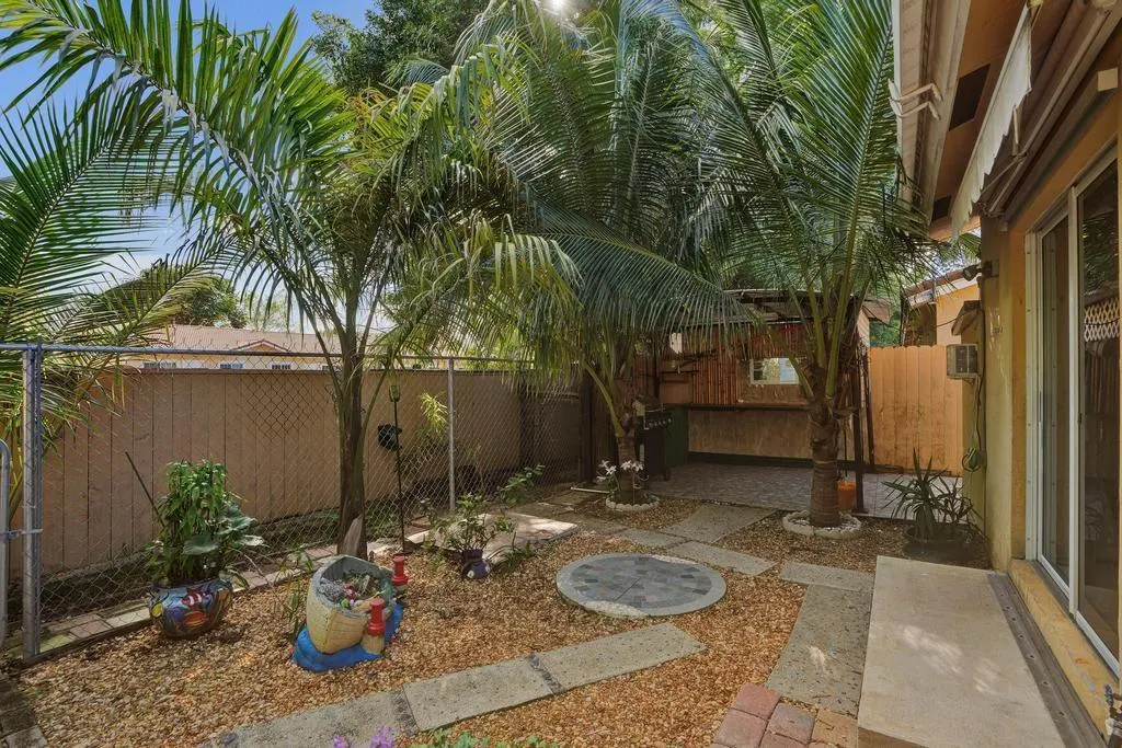 3866 SW 48th Ave