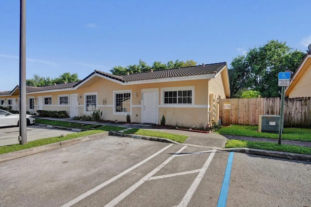 3866 SW 48th Ave