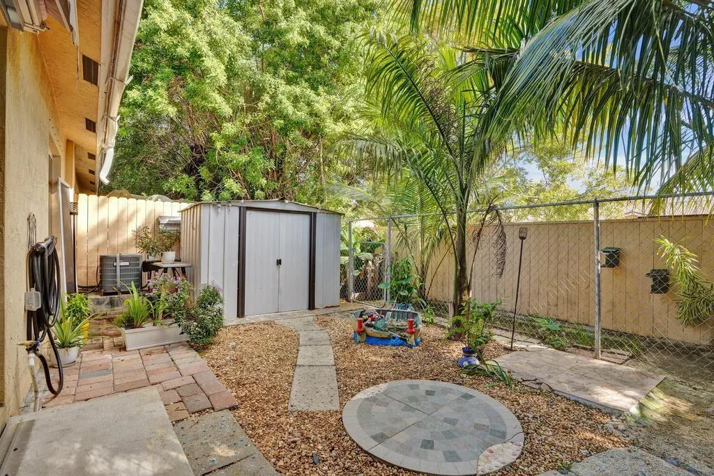 3866 SW 48th Ave