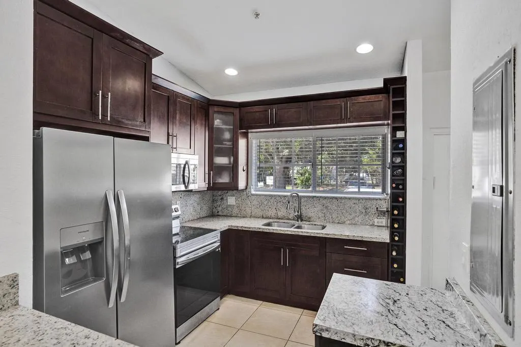3866 SW 48th Ave