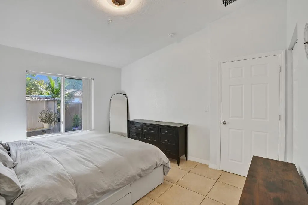 3866 SW 48th Ave