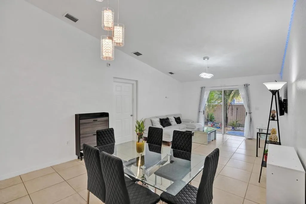 3866 SW 48th Ave