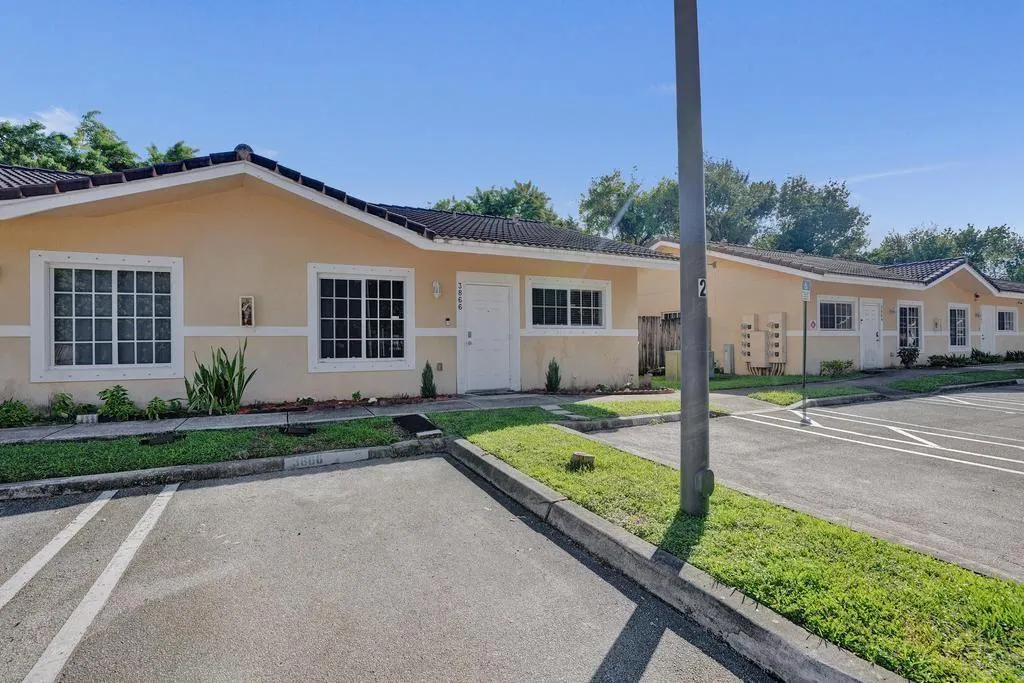 3866 SW 48th Ave