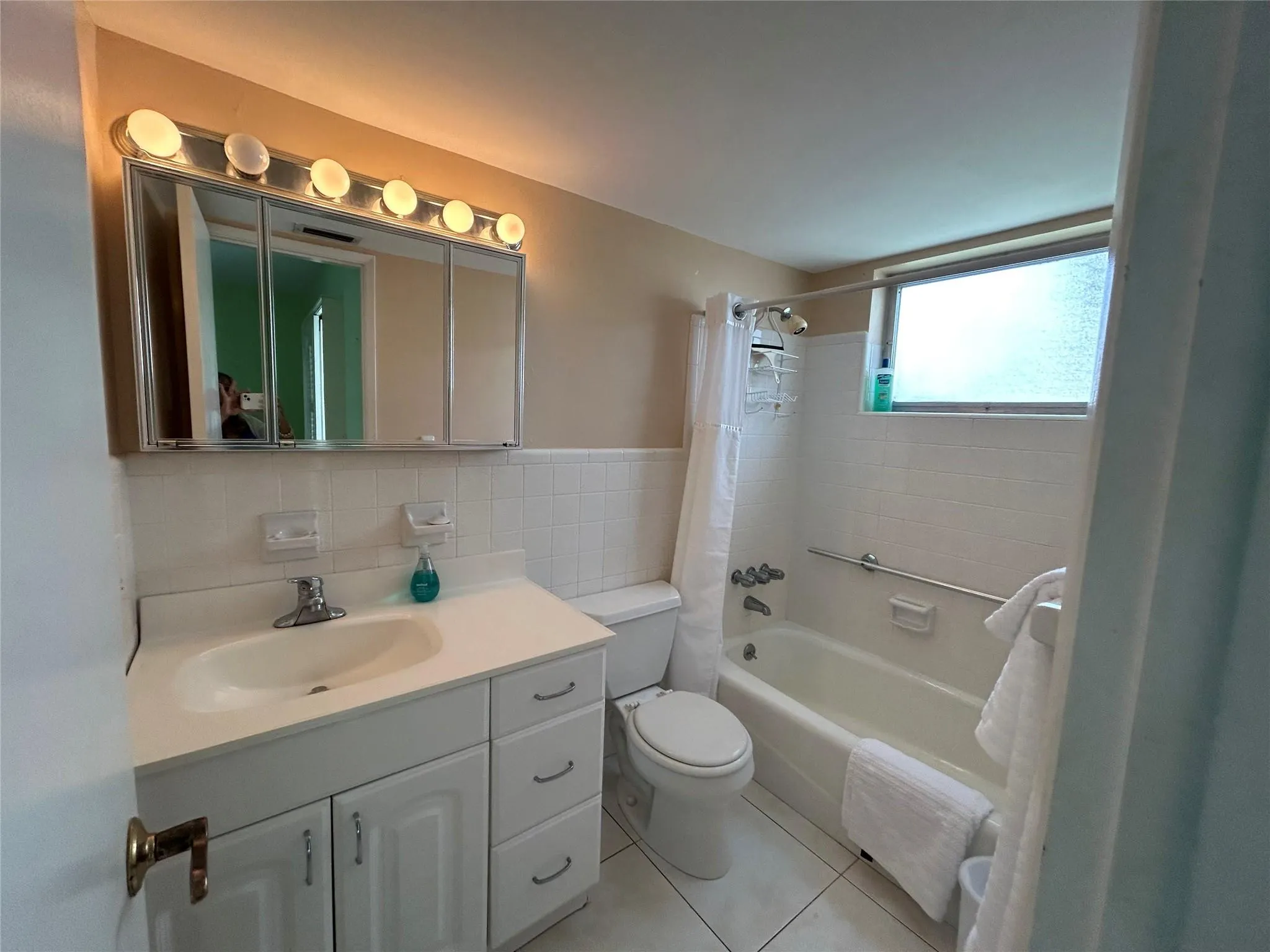 2050 NE 39th St, #207