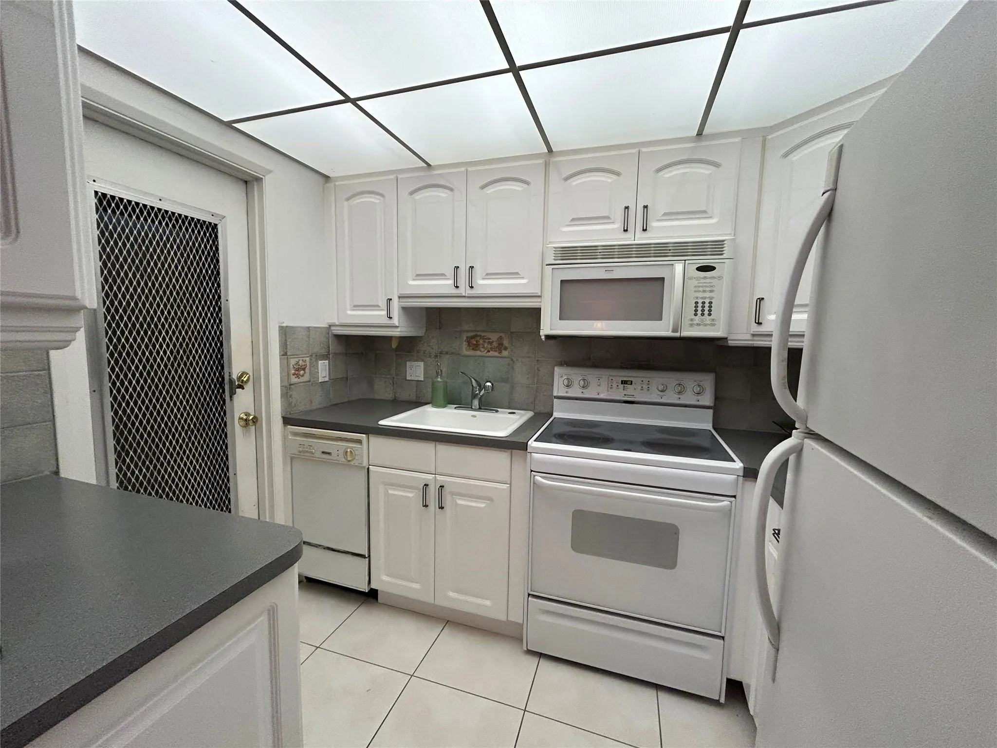2050 NE 39th St, #207