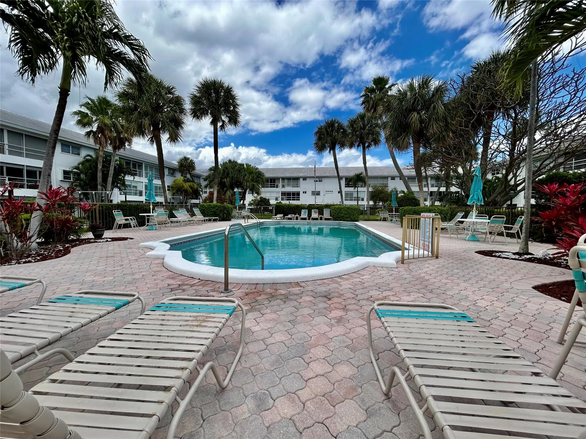 2050 NE 39th St, #207