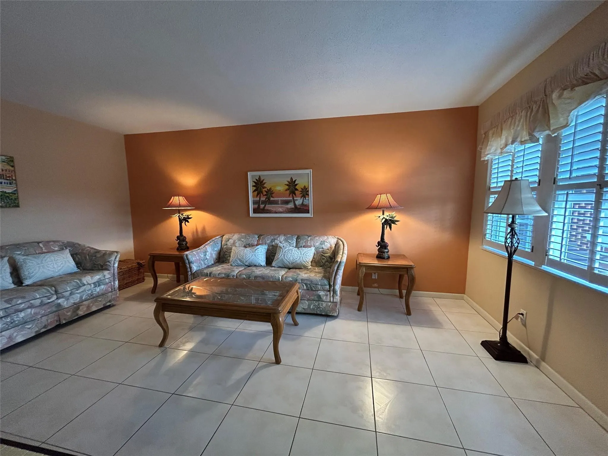 2050 NE 39th St, #207