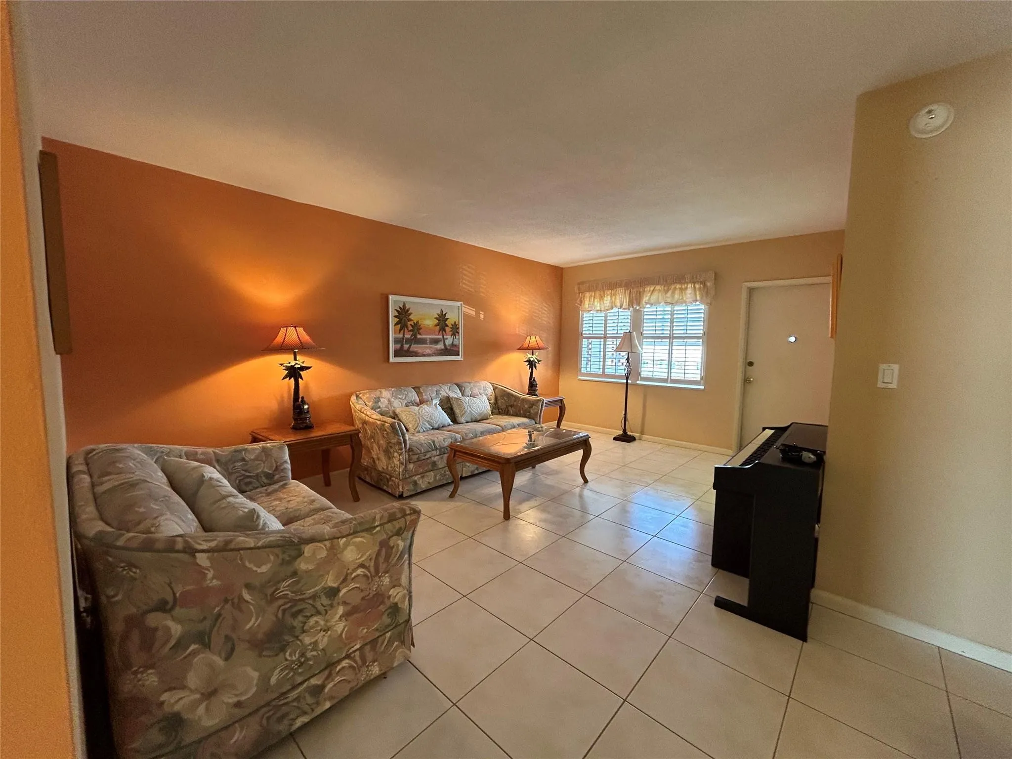 2050 NE 39th St, #207