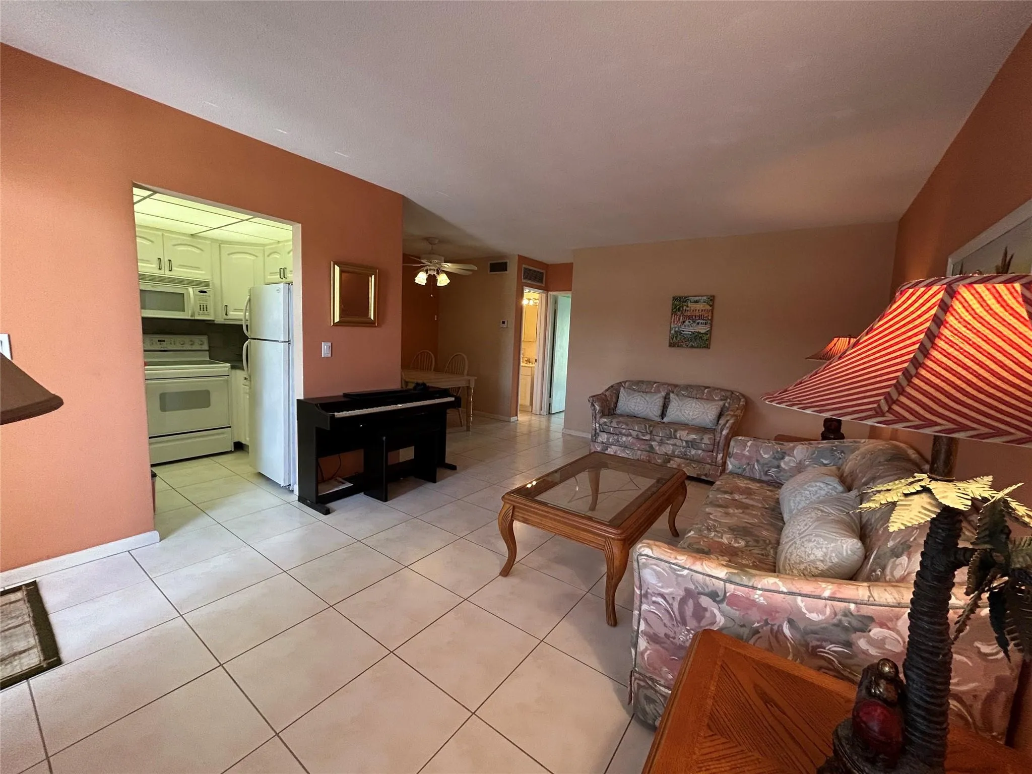 2050 NE 39th St, #207