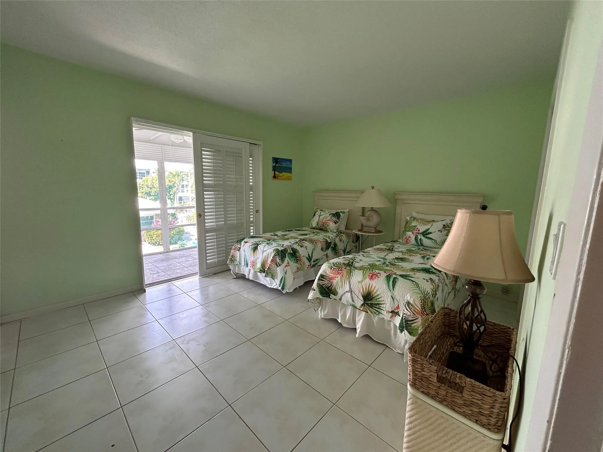 2050 NE 39th St, #207