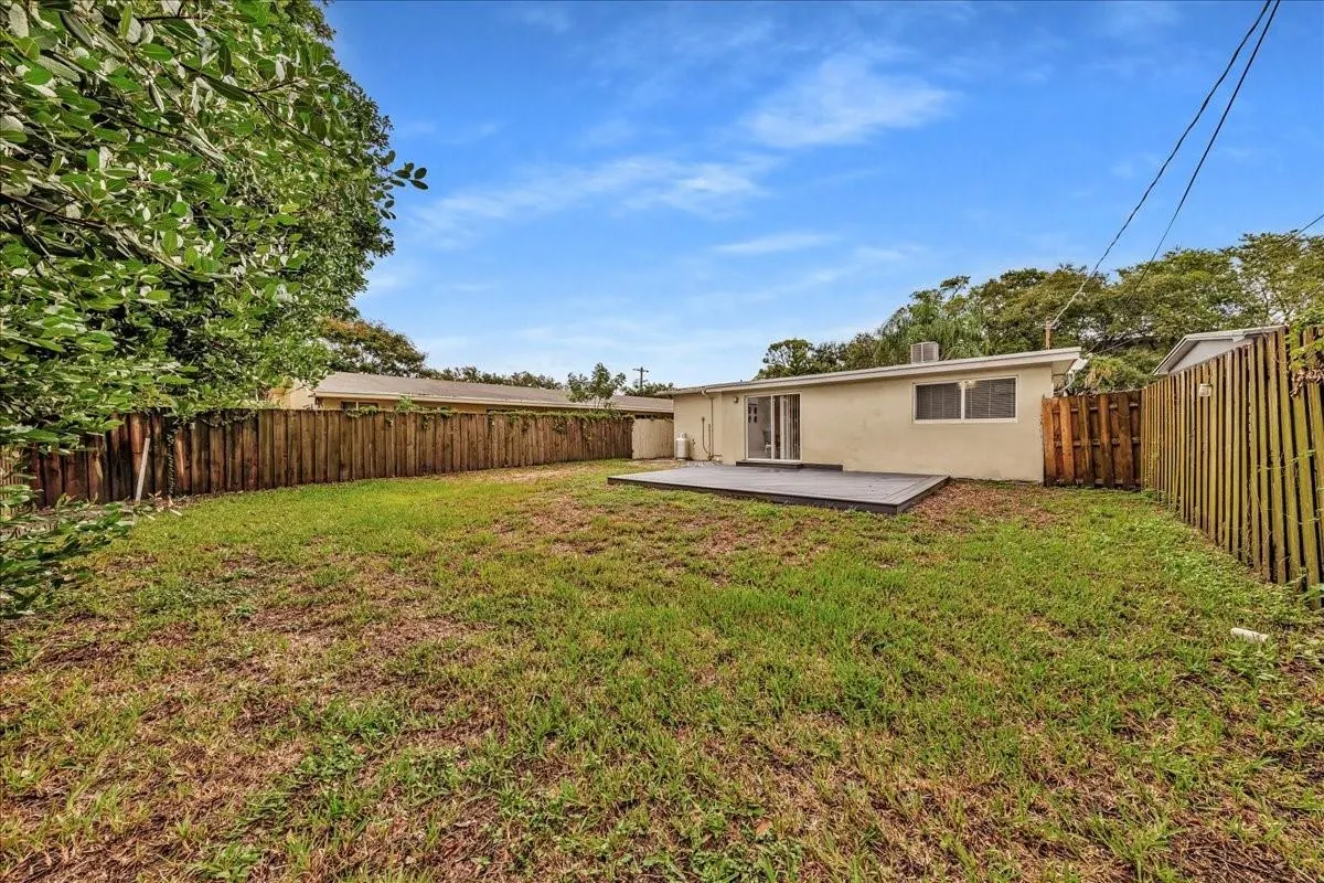 1835 Park Ln
