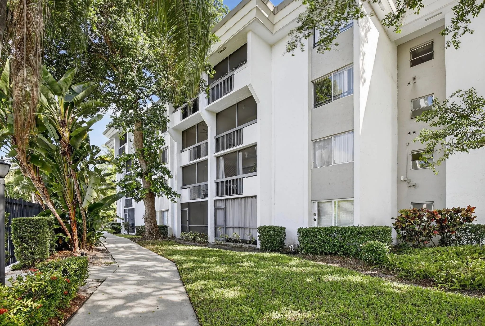 711 N Pine Island Rd, #319