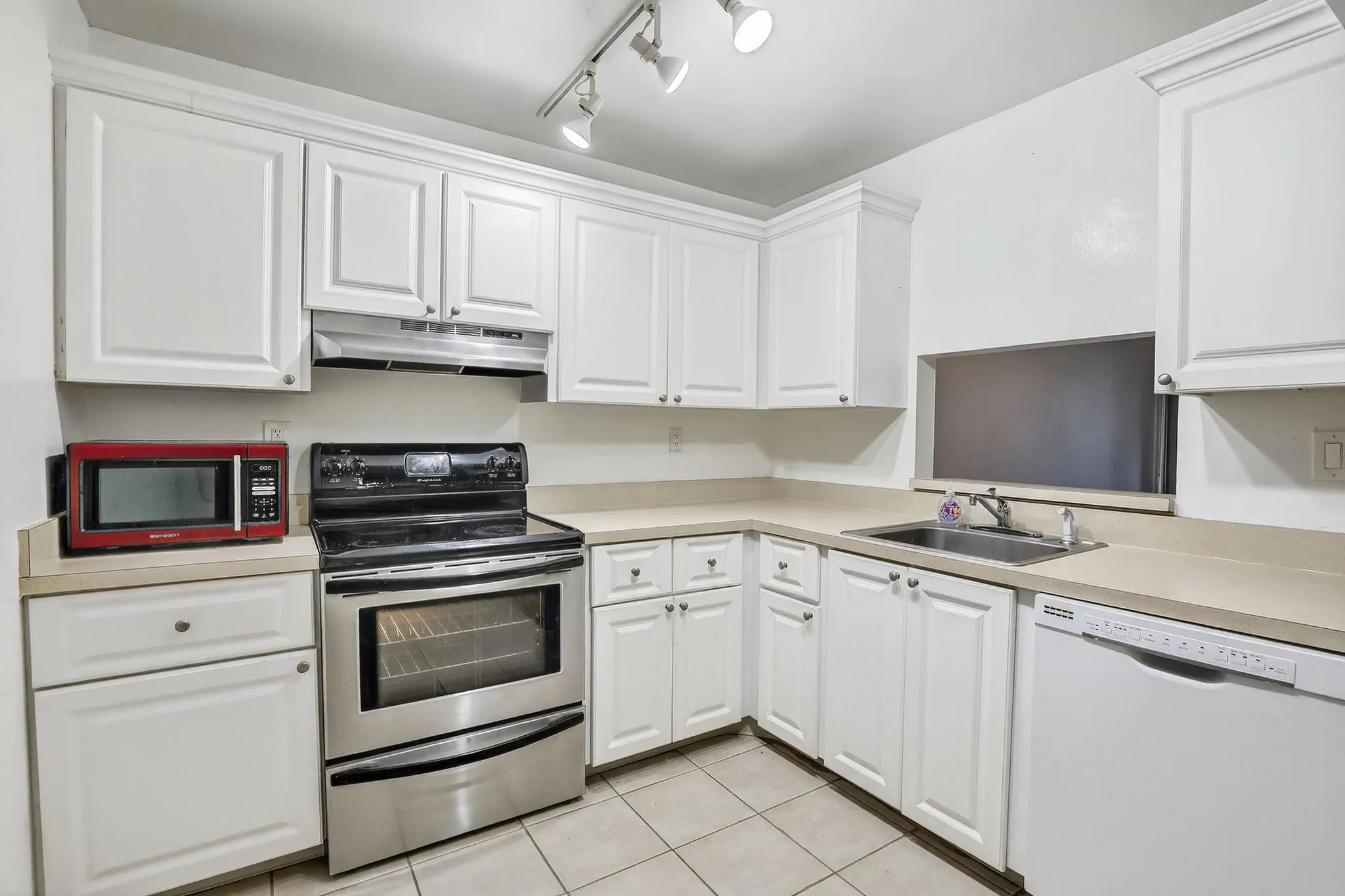 711 N Pine Island Rd, #319