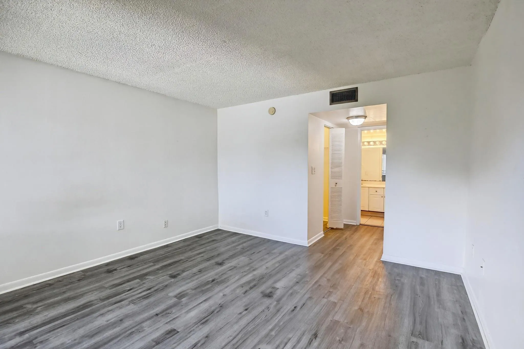 711 N Pine Island Rd, #319