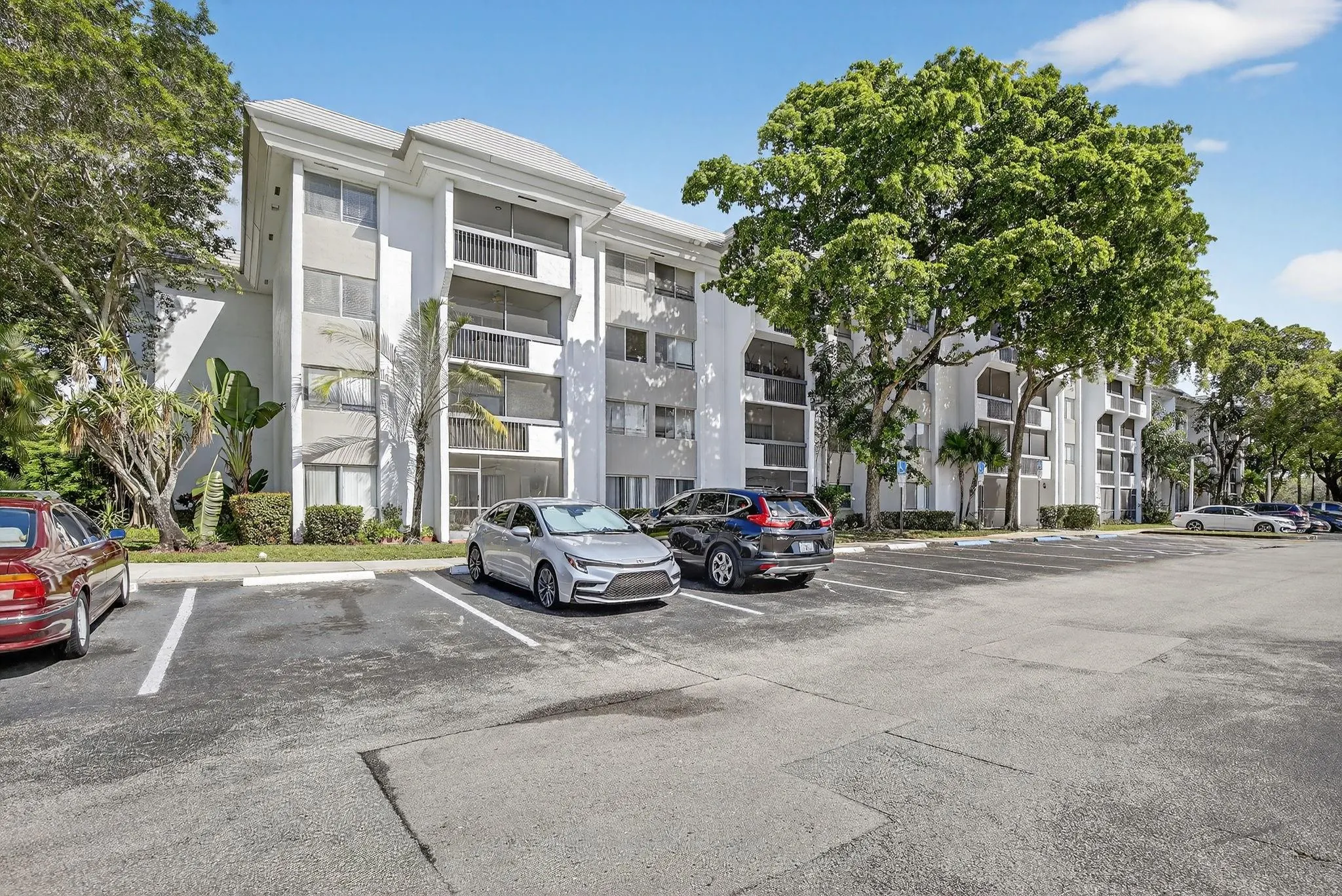 711 N Pine Island Rd, #319