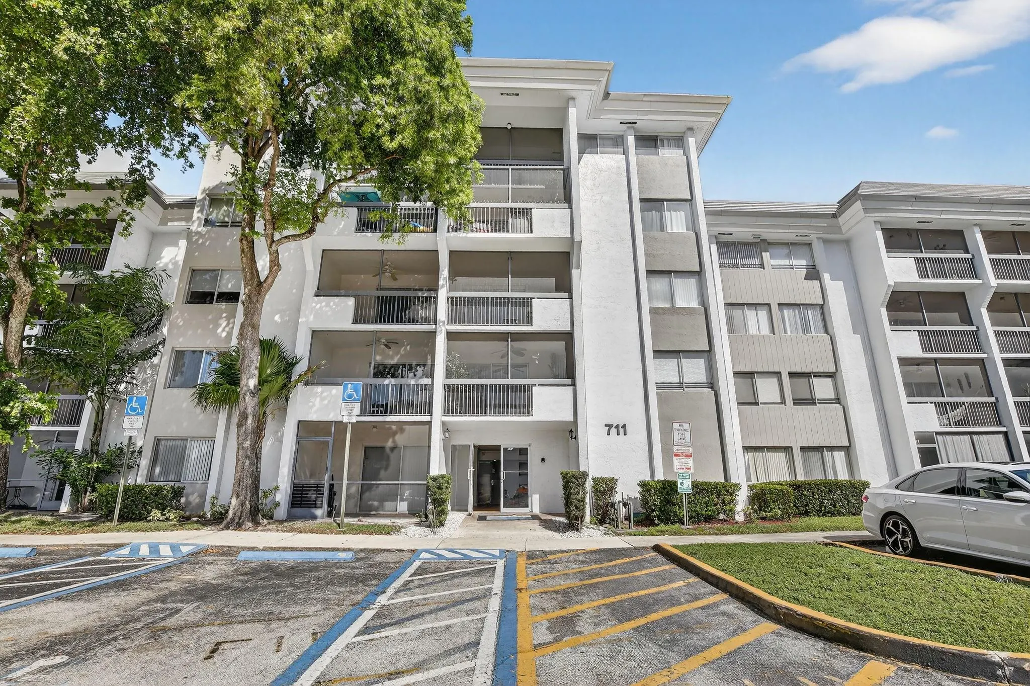 711 N Pine Island Rd, #319