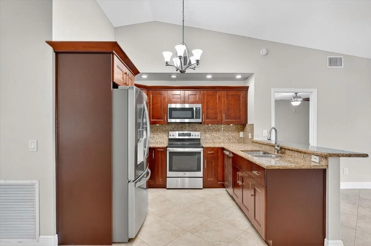 7867 Ridgewood Dr