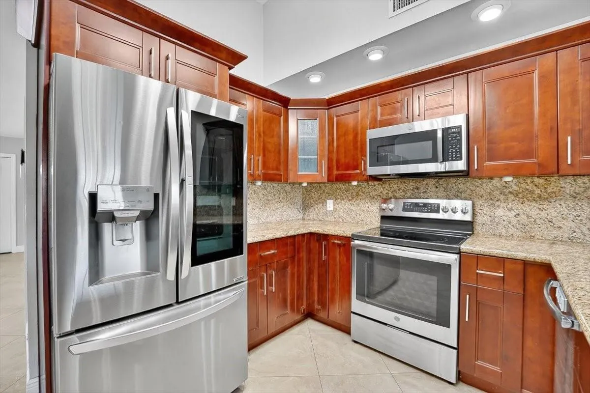7867 Ridgewood Dr