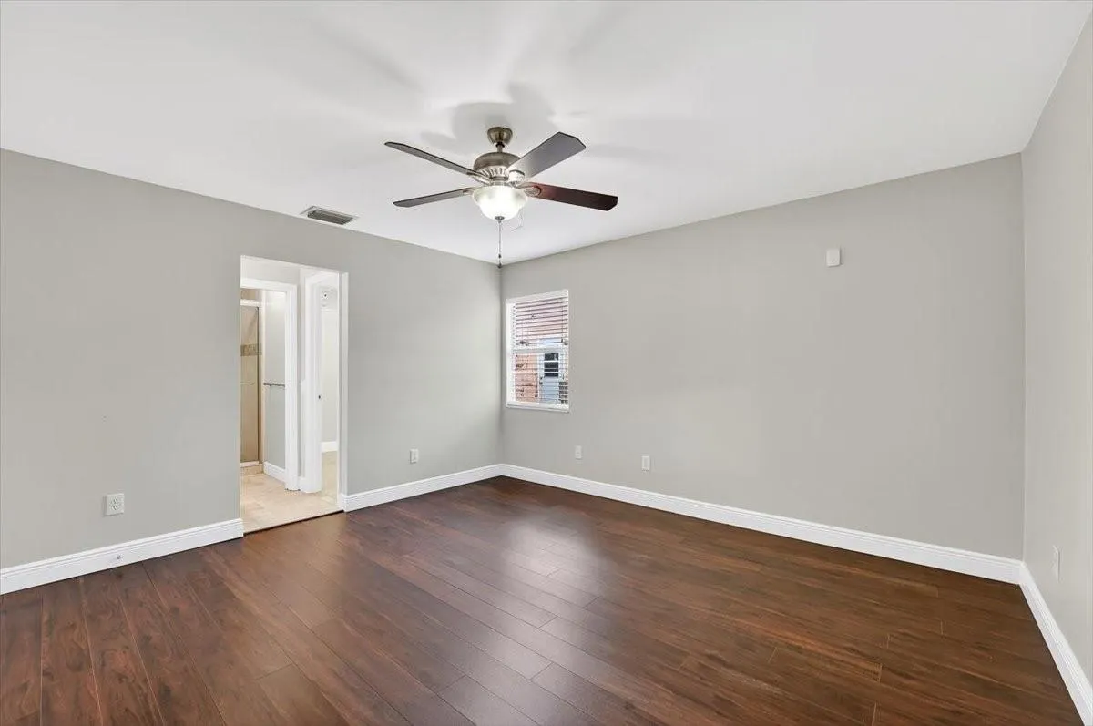 7867 Ridgewood Dr