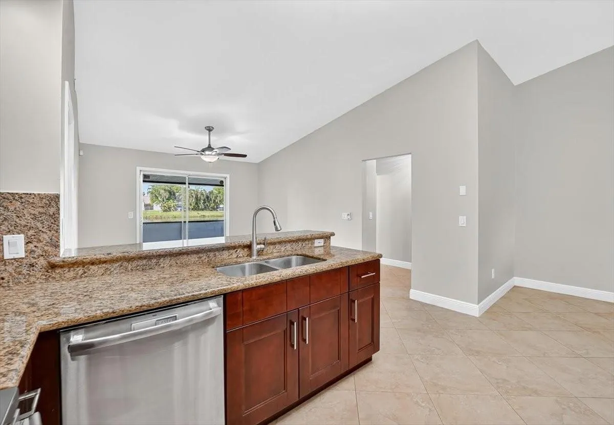 7867 Ridgewood Dr