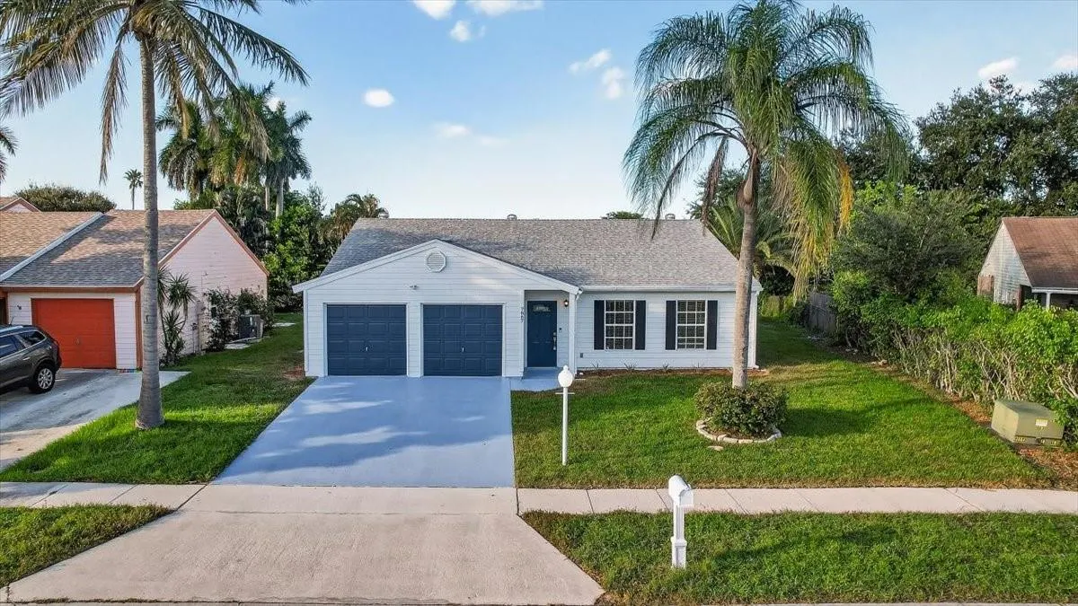 7867 Ridgewood Dr