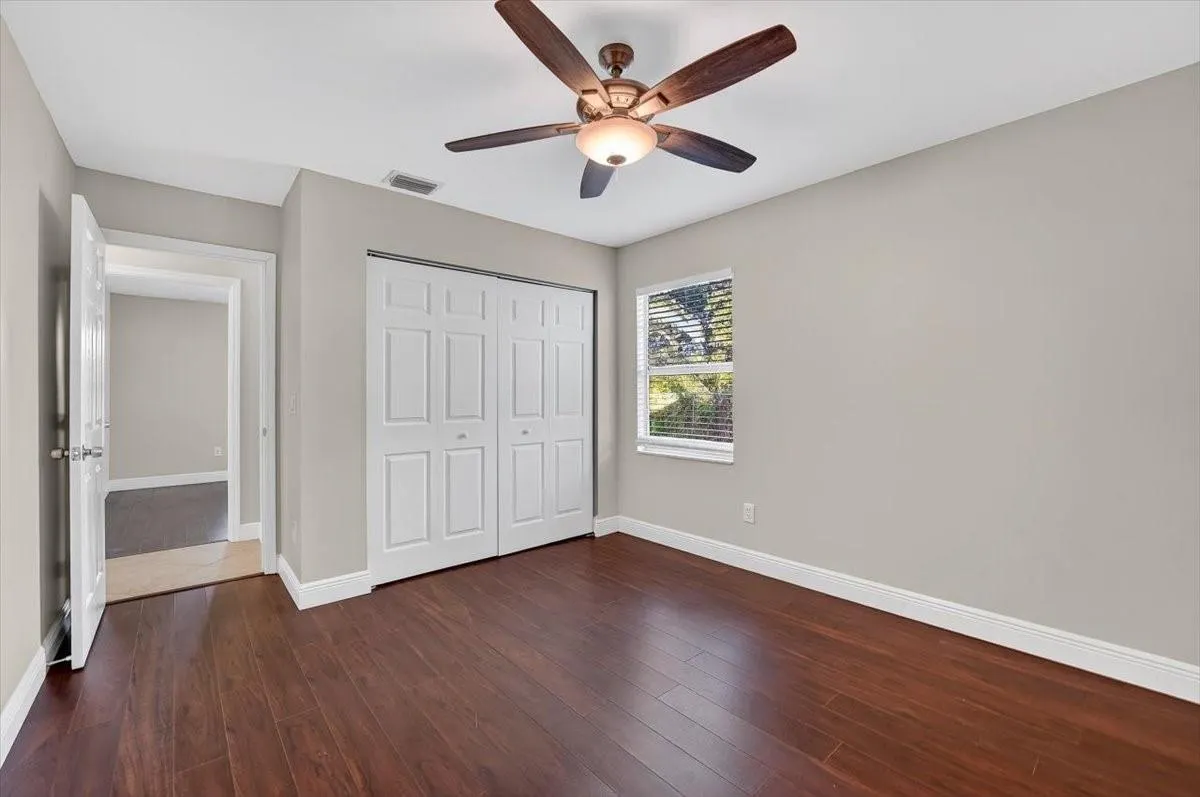 7867 Ridgewood Dr