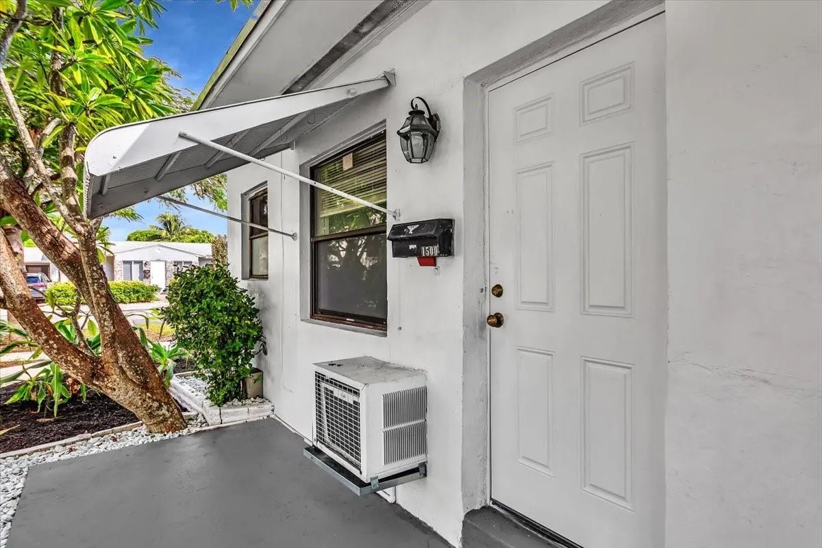 560 NE 15th Ave