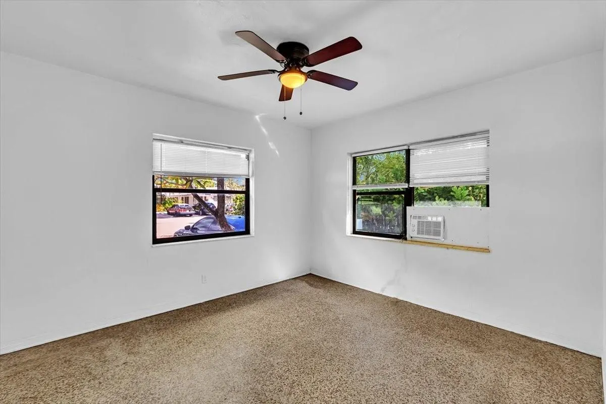 560 NE 15th Ave