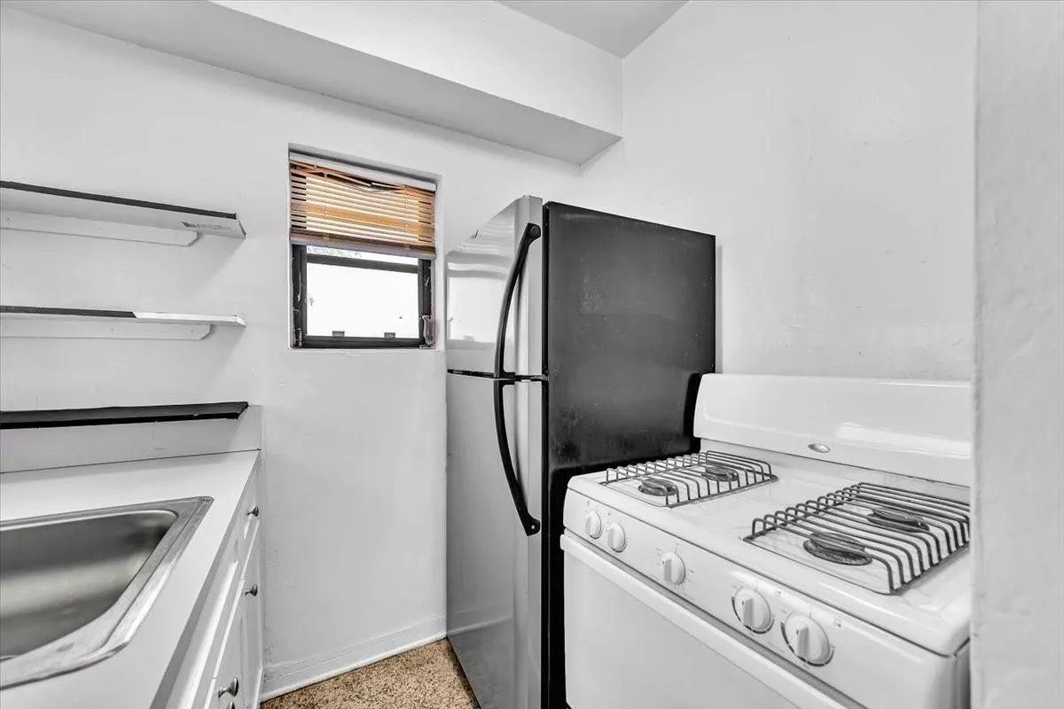 560 NE 15th Ave