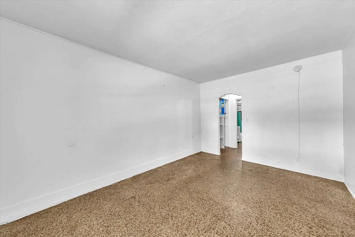560 NE 15th Ave