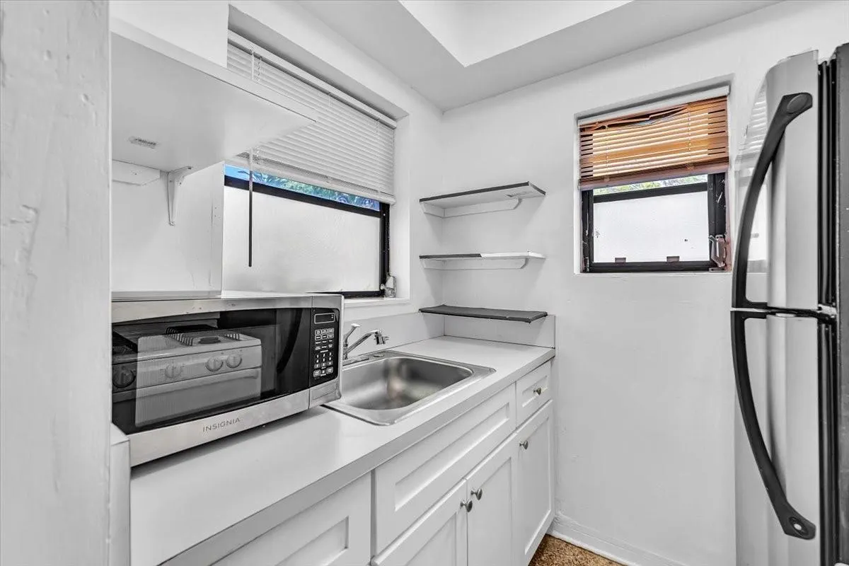 560 NE 15th Ave