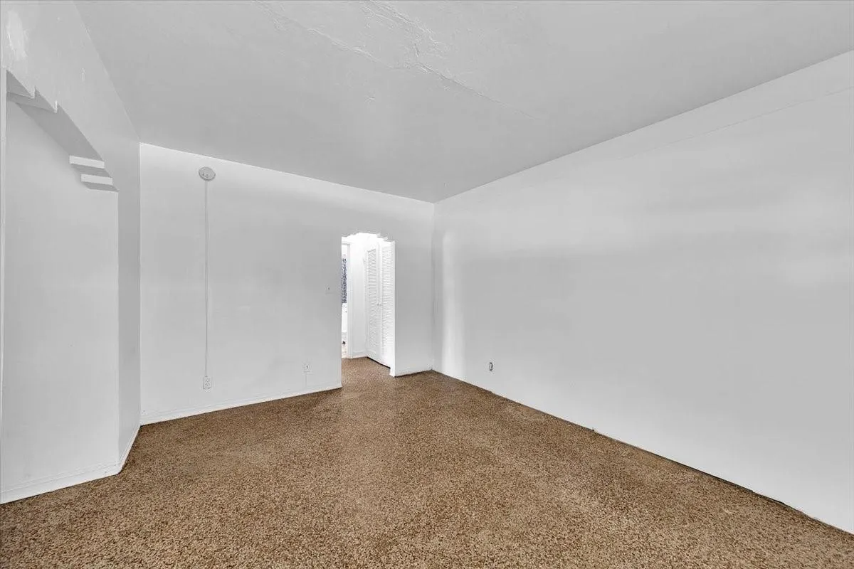560 NE 15th Ave