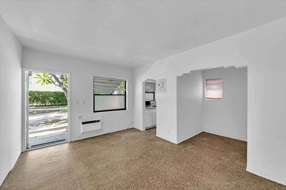 560 NE 15th Ave
