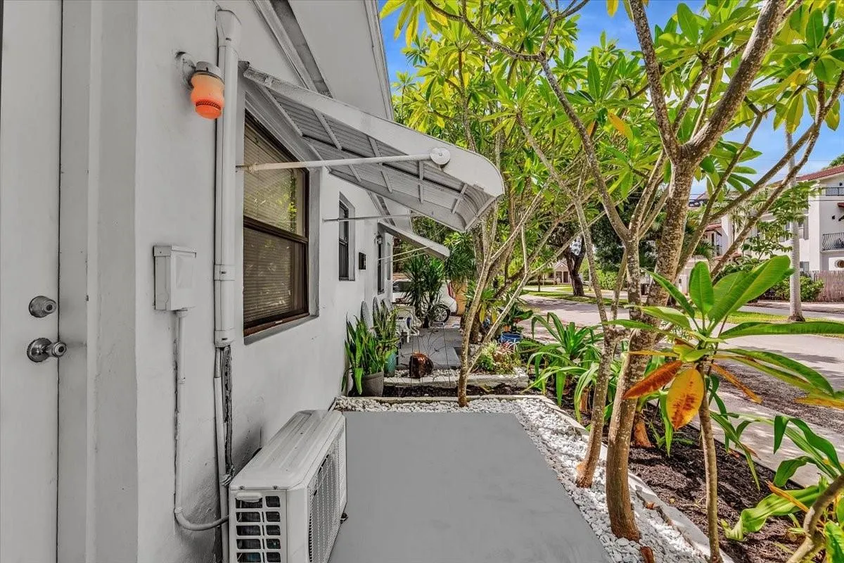 560 NE 15th Ave