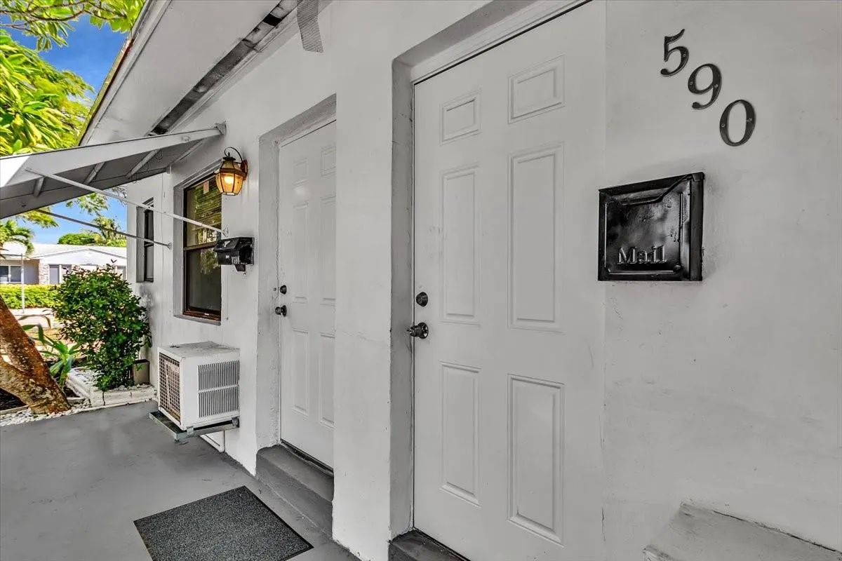560 NE 15th Ave