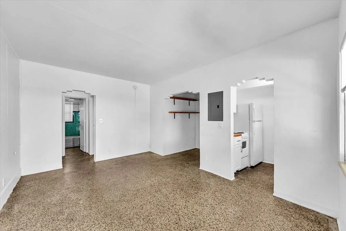560 NE 15th Ave