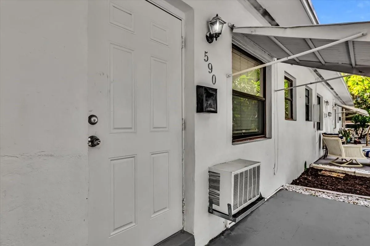 560 NE 15th Ave