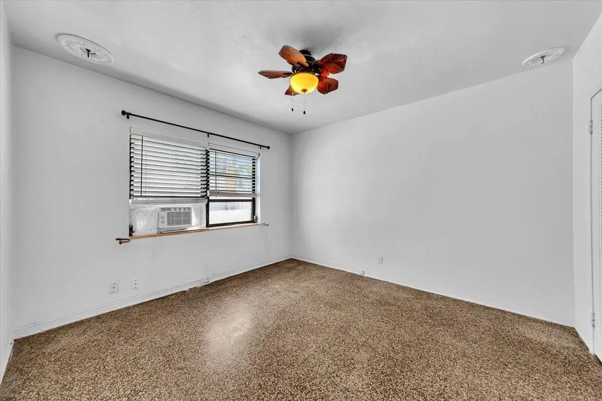 560 NE 15th Ave